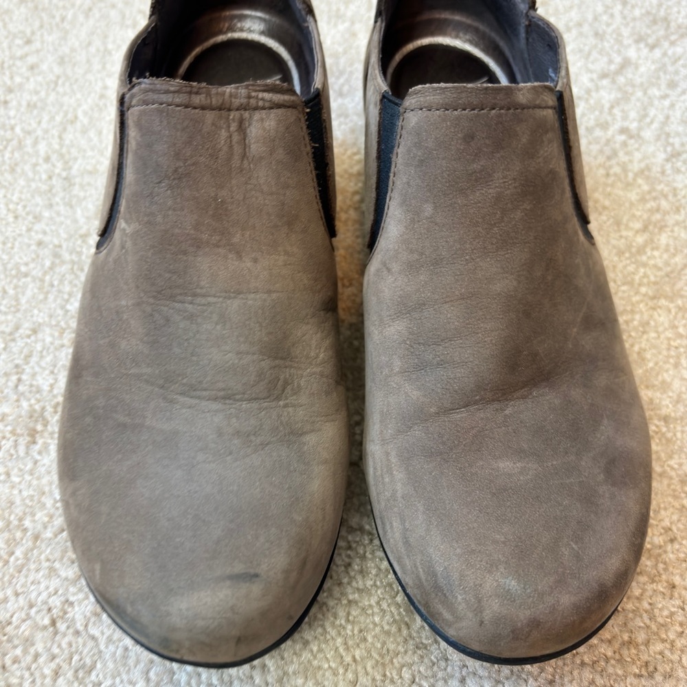 Dansko Lynn‎ Casual Slip on Shoes Khaki Taupe Nubuck Leather Size 39 - Picture 4 of 12